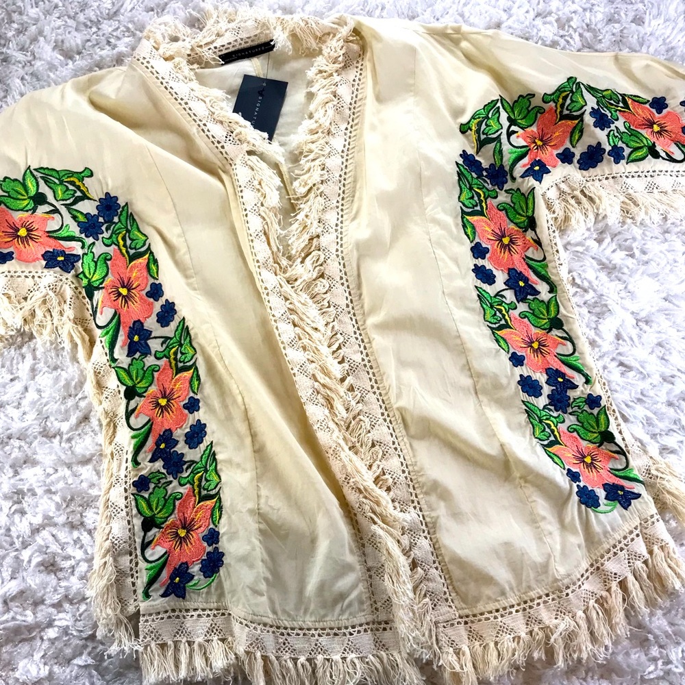 NWT- SIGNATURE8-EMBROIDERED W/ CROCHET & FRINGE